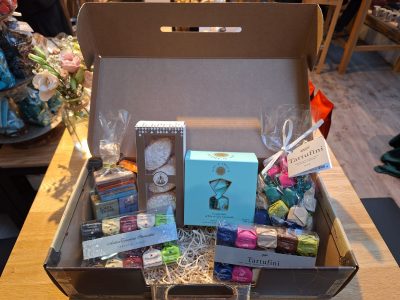 Große Naschkatze - im Reisekoffer-Karton